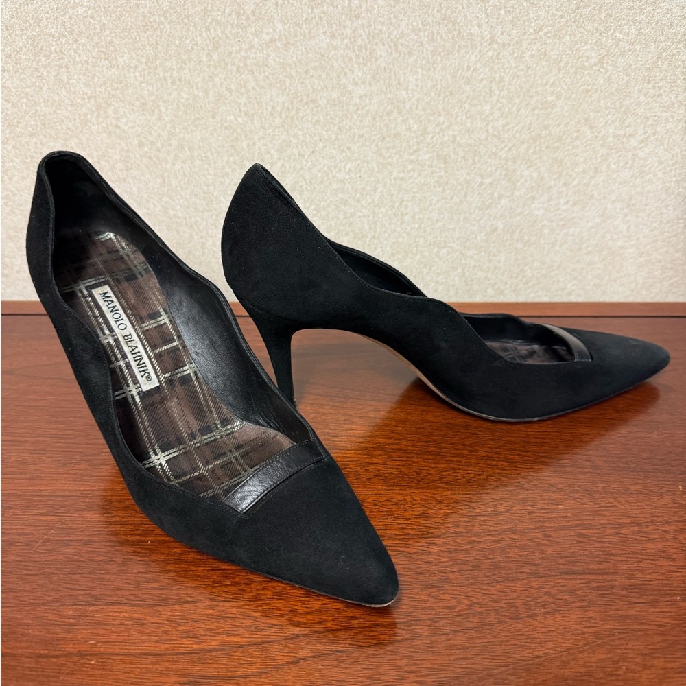 Manolo Blahnik Black Suede Pumps Scallop Detail— size 38